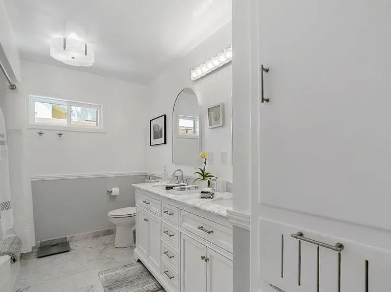 2030 N Altadena Dr — Photo 27