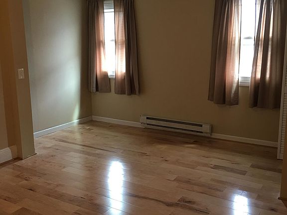 3rd image of 1086 Stratford Ave