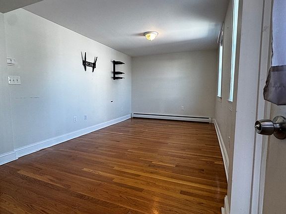 4th image of 55 Harris St
