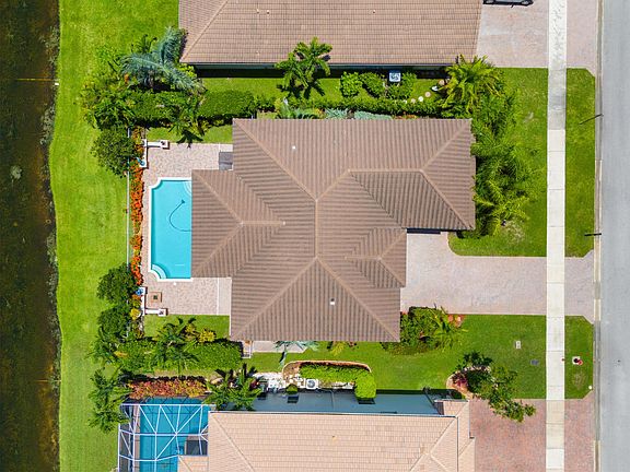 3rd image of 1835 SW Newport Isles Boulevard