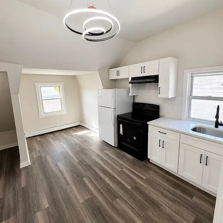 21 Eckert Ave #2L