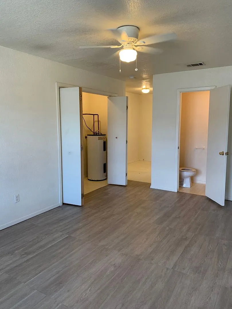 1110 Leslie — Photo 4