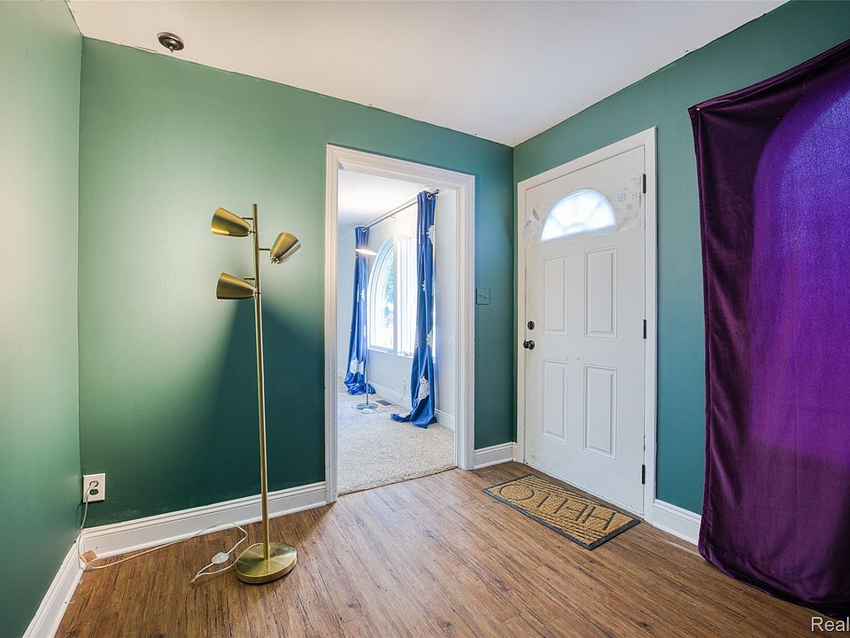 23075 Vance Ave, photo 8