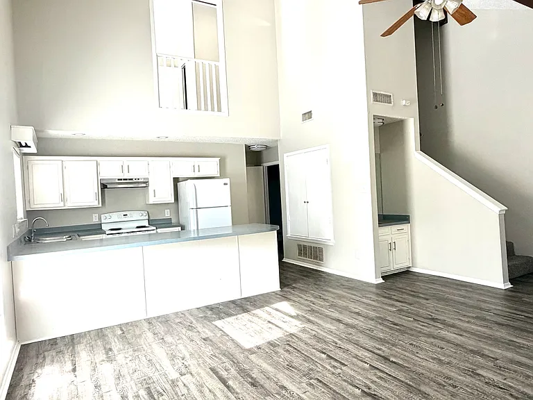 911 Creekside Dr #911 — Photo 4