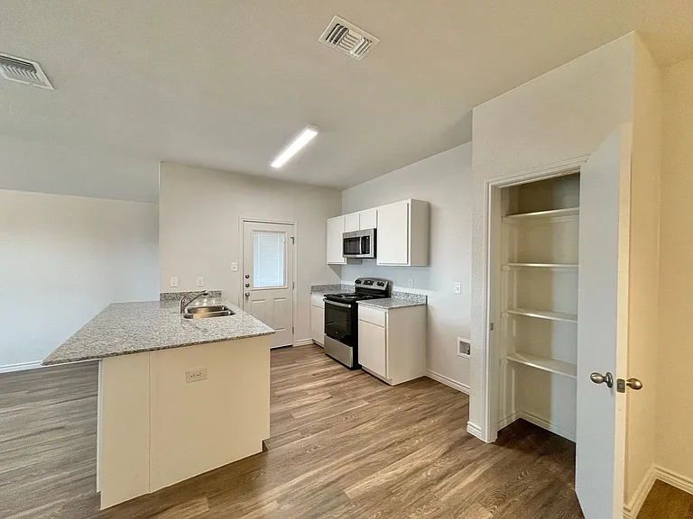 1806 Clovis Dr — Photo 6