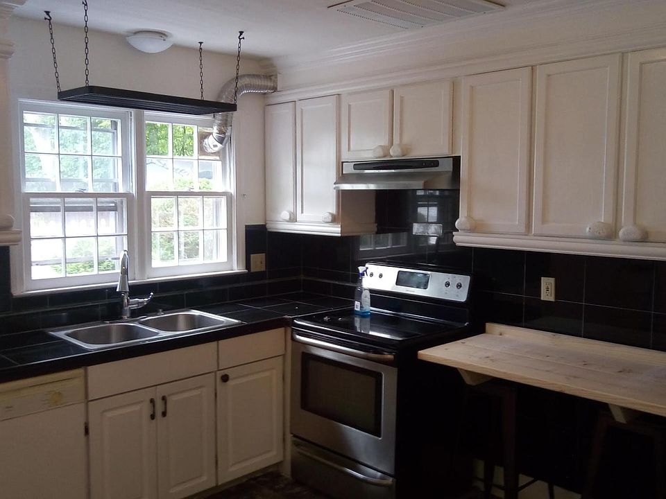 1st image of 5 Tunxis Pl