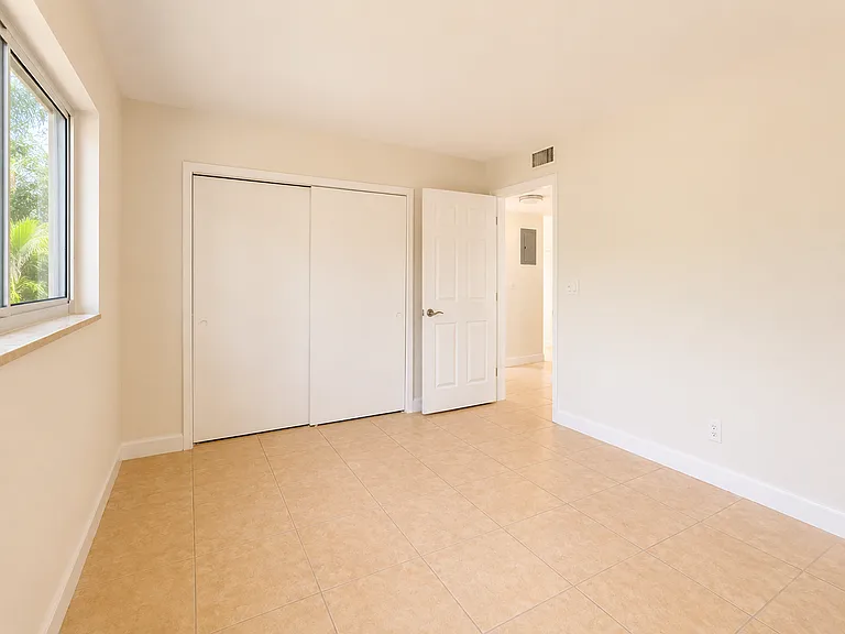 Santa Monica Apartments — Photo 5