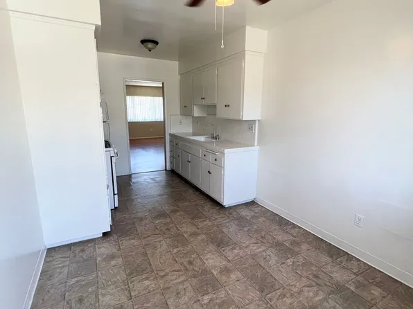 Spacious 2bd/1ba, 1bd/1ba, Studio/1ba(All Utilities Pay)-Cute Efficiency-Great Location, 11934 Acacia Ave APT 11, Hawthorne, CA 90250