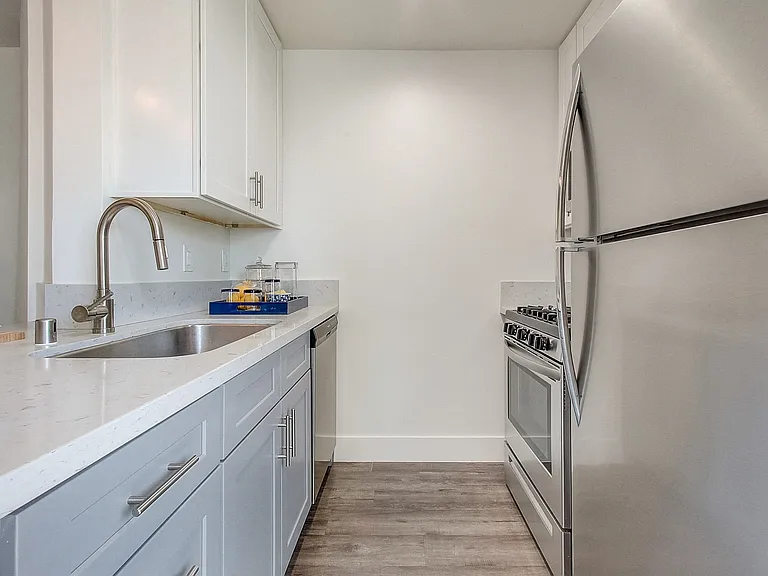 Kingsley Tower Apartments — Photo 6