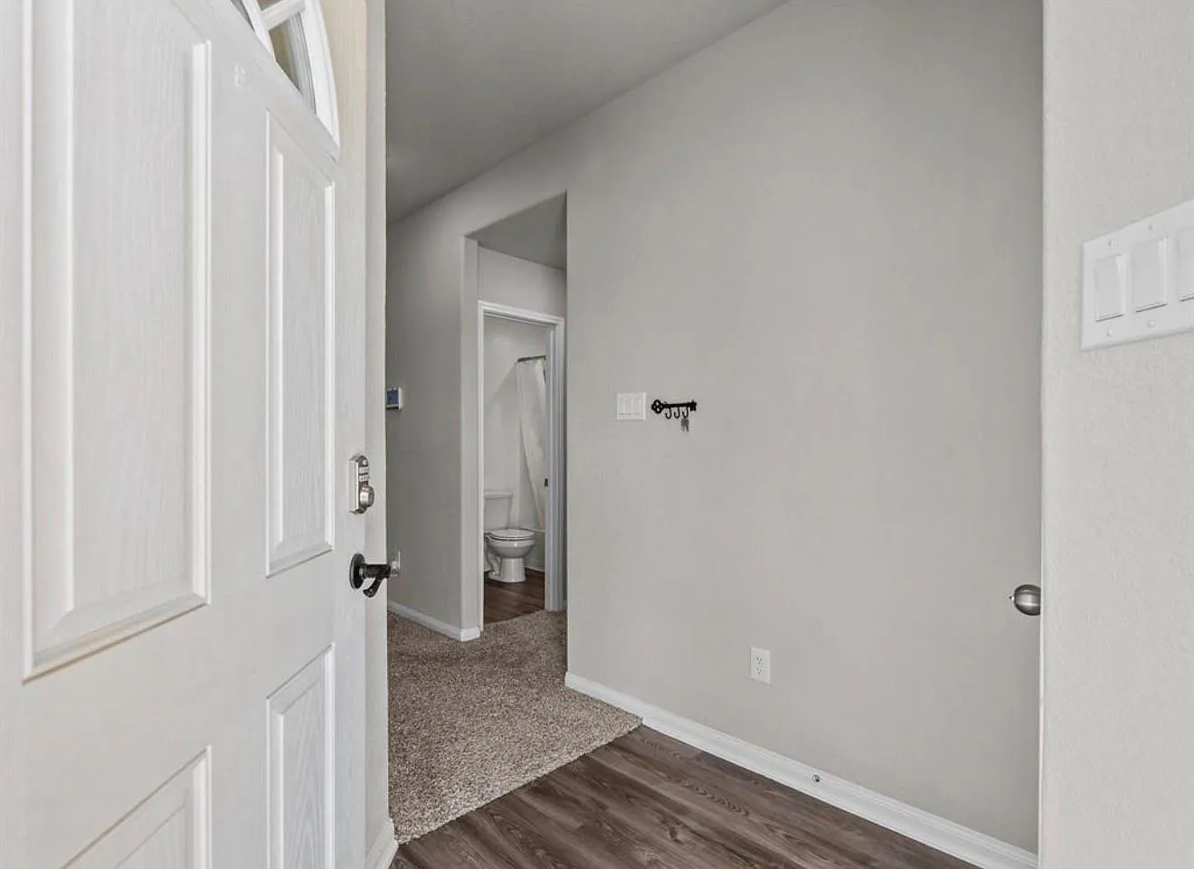 3 bed, 2.0 bath, 1401 sqft, $2,100 — Photo 3