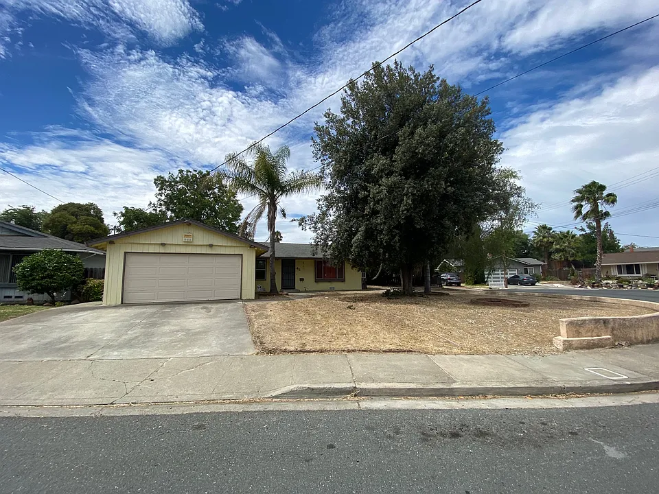 42 W Lake Dr