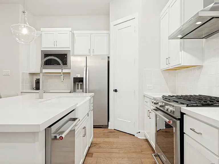 933 Heights Way — Photo 8