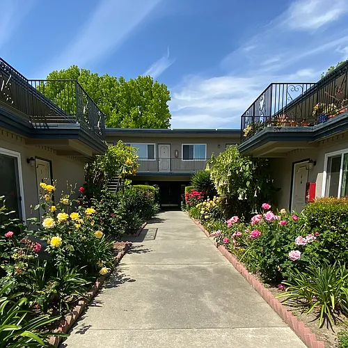 Colonial House Apartments Photo 1