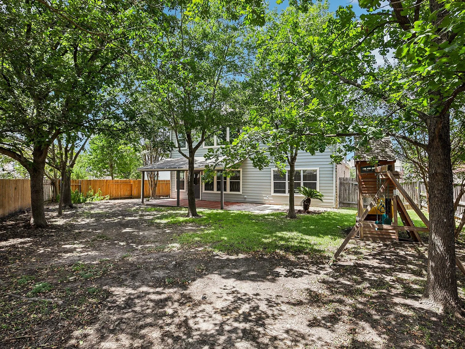 4 bed, 2.5 bath, 2359 sqft, $2,400 — Photo 3