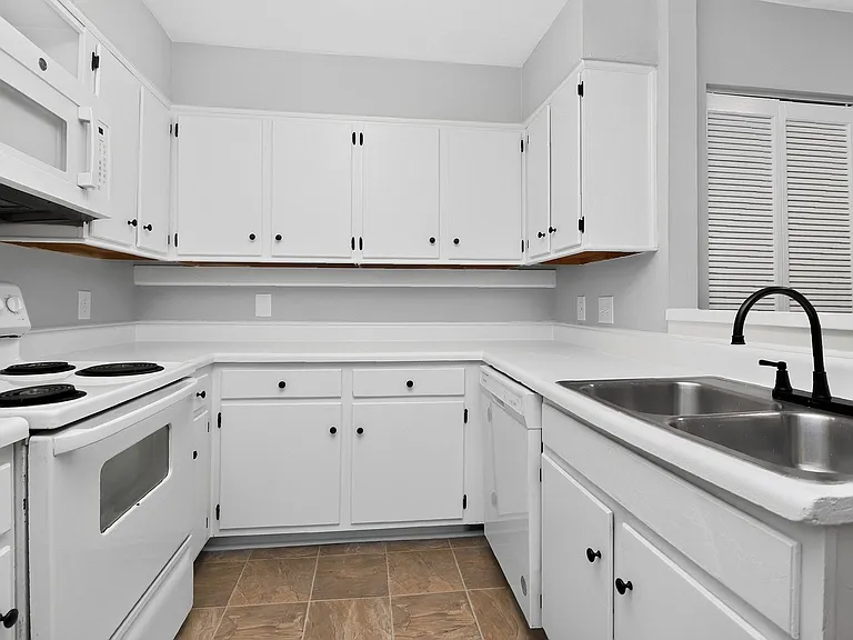 4804C Spring Lake Dr — Photo 7