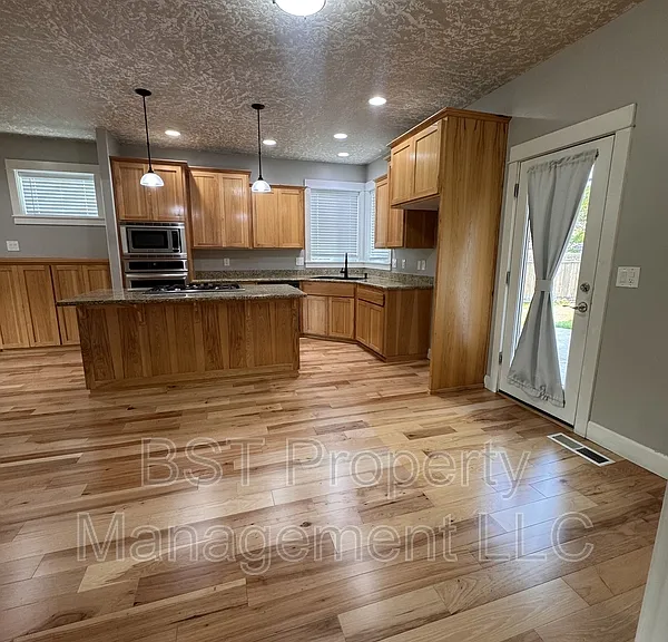 1604 Webb Lake Dr — Photo 2