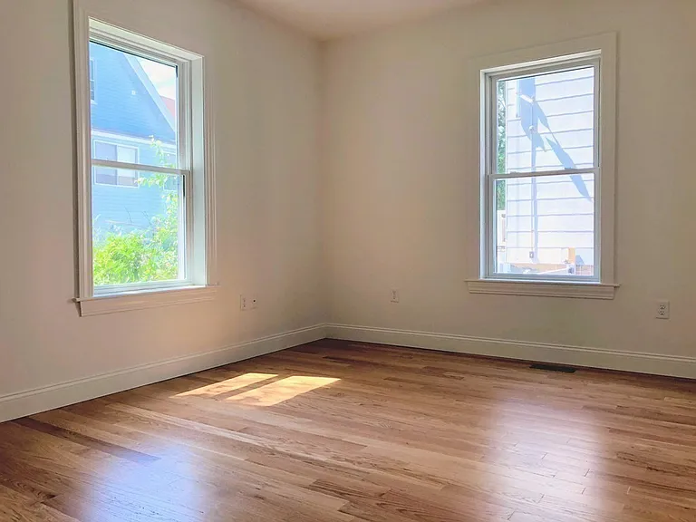 Bedroom 2 (w/ensuite bathroom)