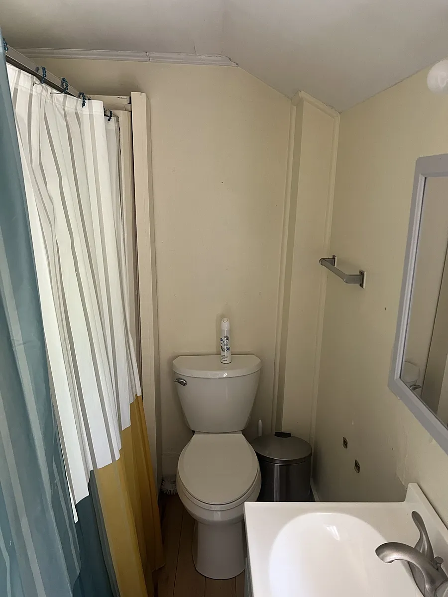 Building Photo - 427 Essex St #3