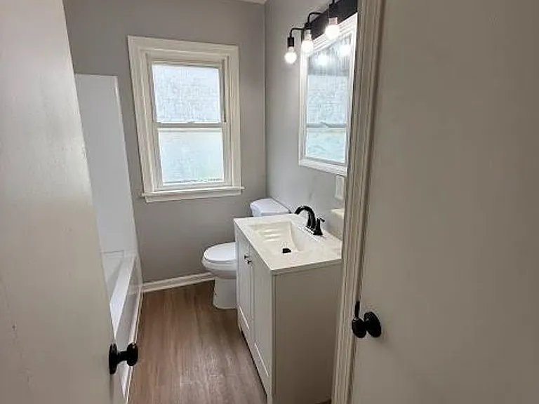 1054 Merton Ave — Photo 8