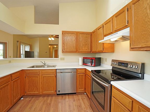 5th image of 74 Parkside Dr
