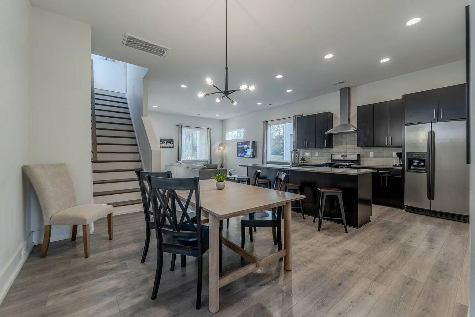 4 bed, 3.0 bath, $5,384 — Photo 4