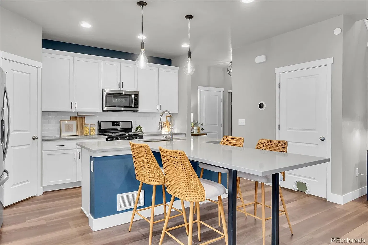 4 bed, 2300 sqft, $4,250 — Photo 4