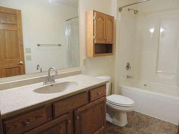 3rd image of 124 Oconomowoc Sq