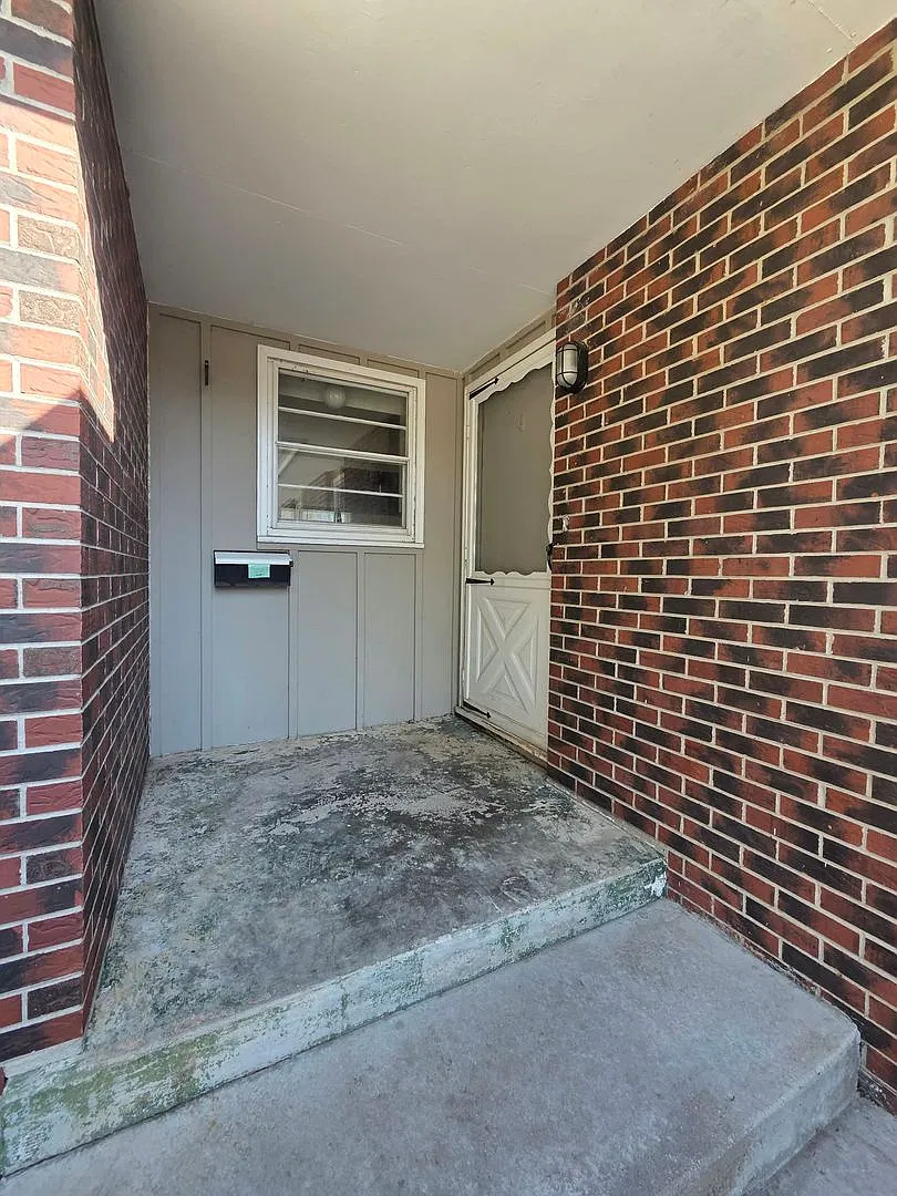 3-Bedroom, 3-Bath Home on a Quiet Cul-de-Sac — Photo 2