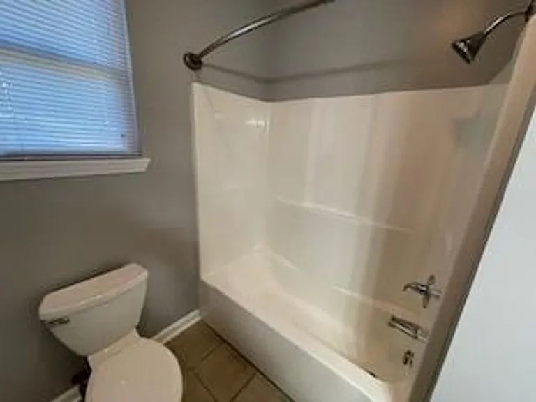 809 E Thomas St — Photo 5