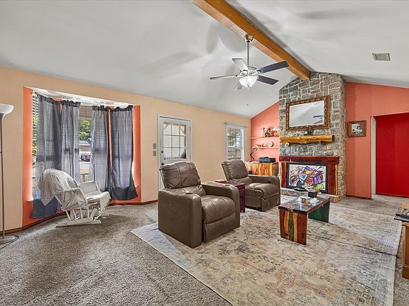 4th image of 142 Iowa Pl