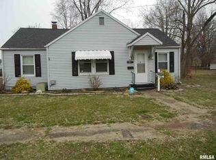 1114 W Cedar St, Salem, IL 62881
