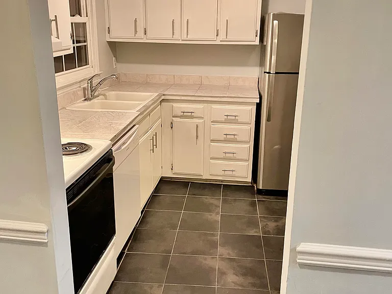 2221 Sedgewick Dr — Photo 1