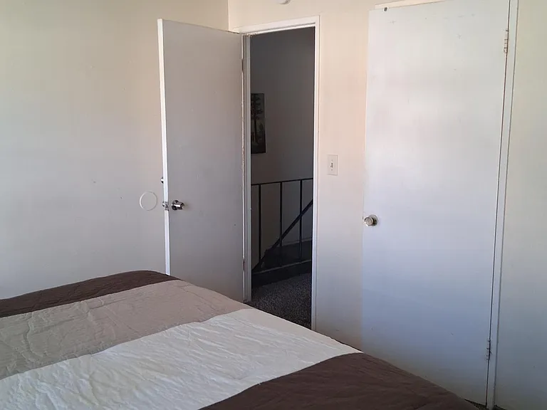 1038 N Sacramento Ave — Photo 6