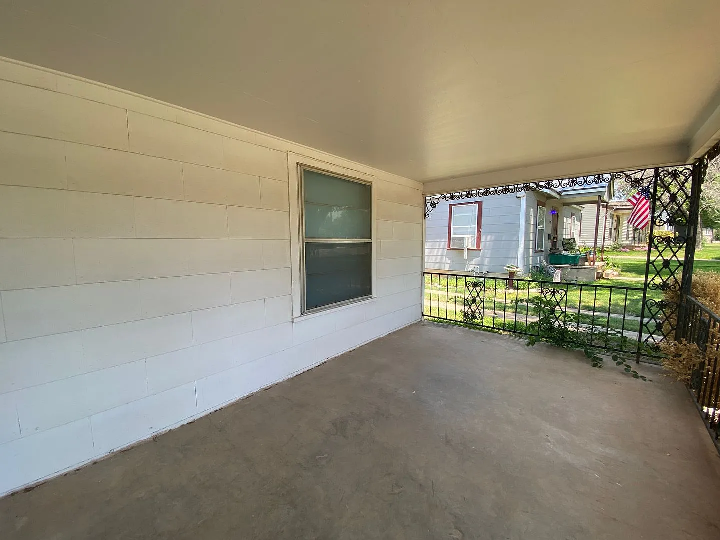 Huge, 4 Bedroom 3 Bath Home Plus Bonus Room! New Floors, Available Now! — Photo 3