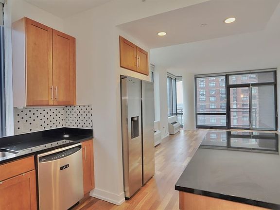 5th image of 389 Washington St APT 20A