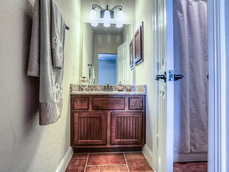 154 W Hullwood Ct — Photo 37