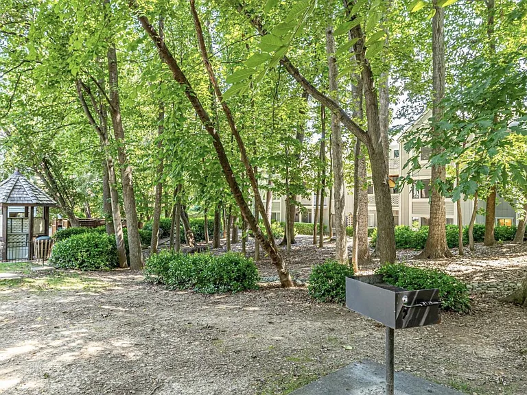 2218 Hunters Run Dr — Photo 25