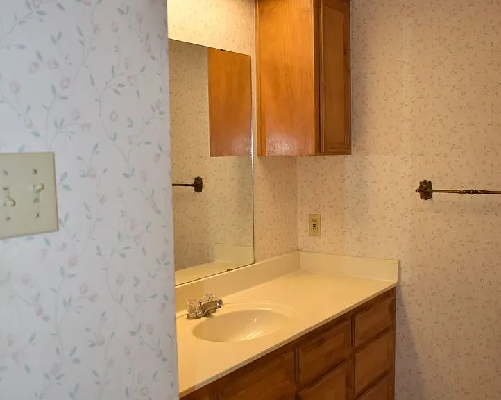 907 Crymes Ln — Photo 10