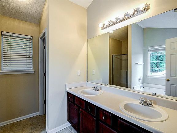 5th image of 4910 Buckeye Pl