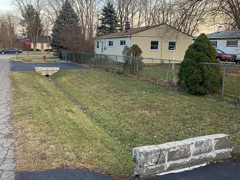 11830 Beech Daly Rd — Photo 15