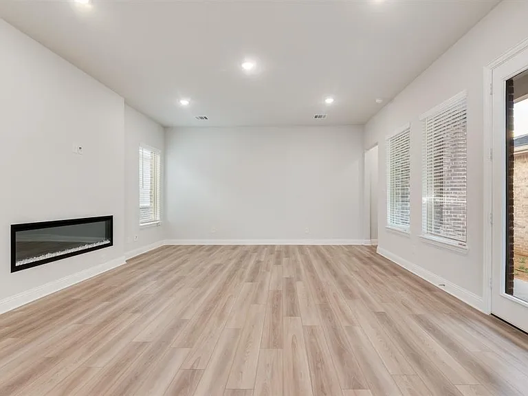 7009 Sunset Blvd — Photo 14