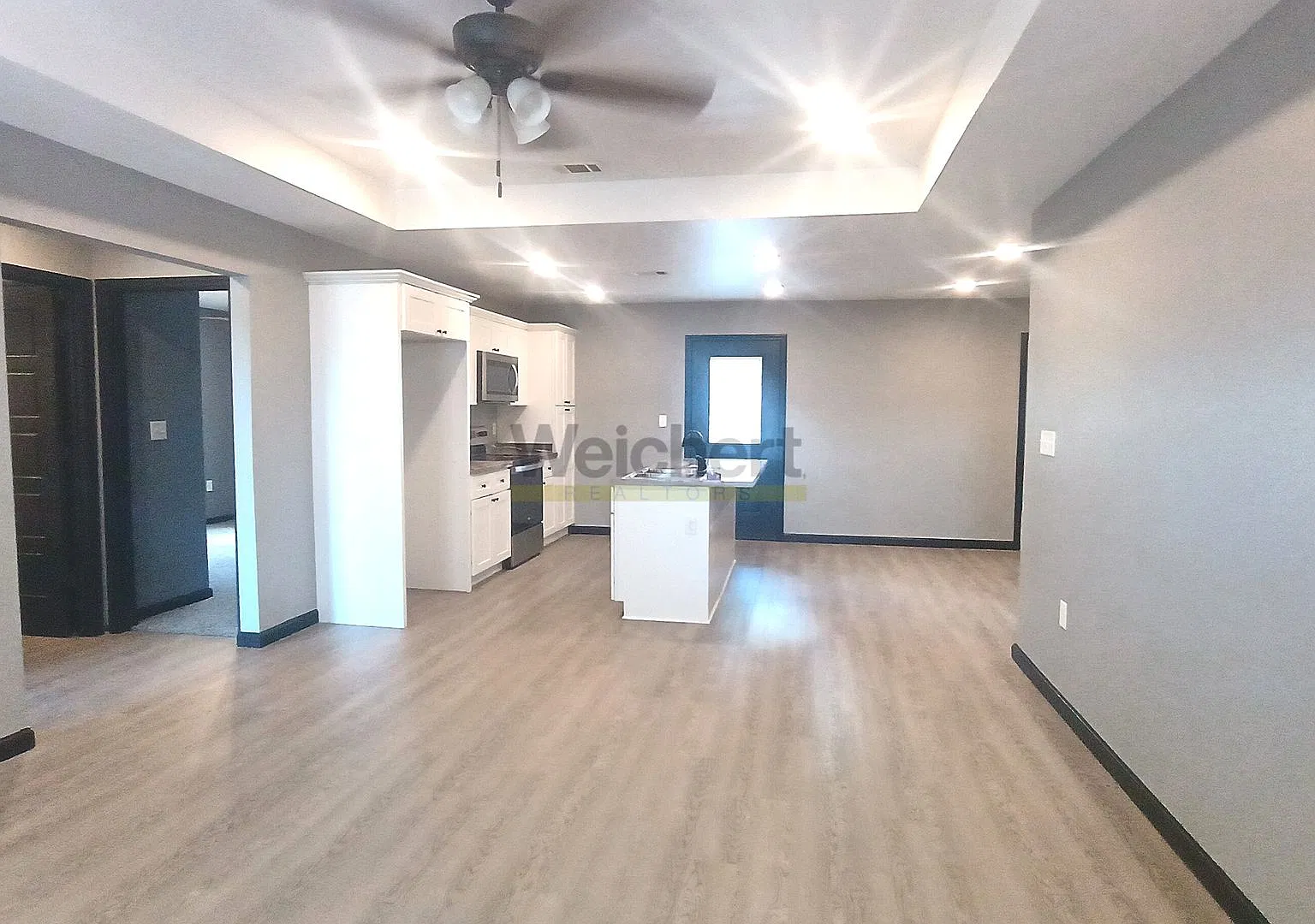 Spacious 4bed/2bath House with Fenced Backyard & Enclosed Garage — Photo 3