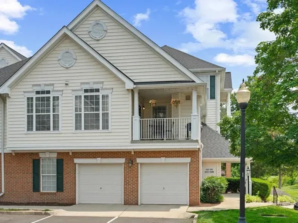 25260 Lake Shore Sq Unit 205, Chantilly, VA 20152
