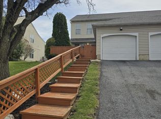 121 Treetops Dr, Lancaster, PA 17601