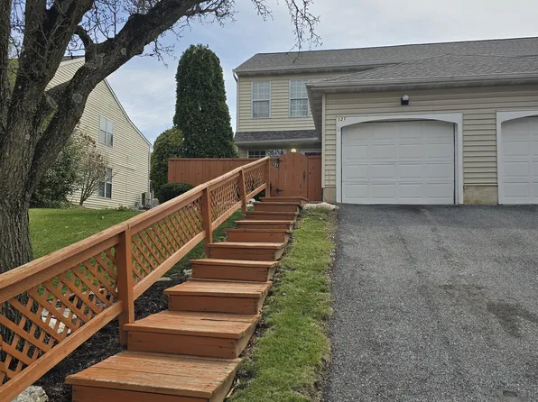 121 Treetops Dr, Lancaster, PA 17601