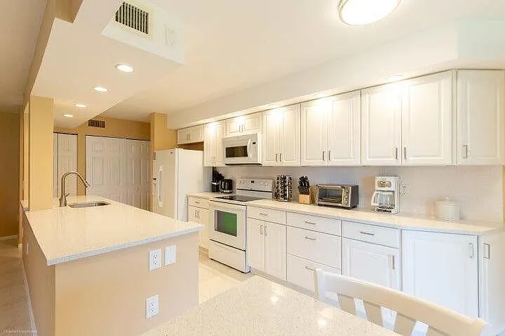 110 Half Moon Cir #E2 — Photo 2