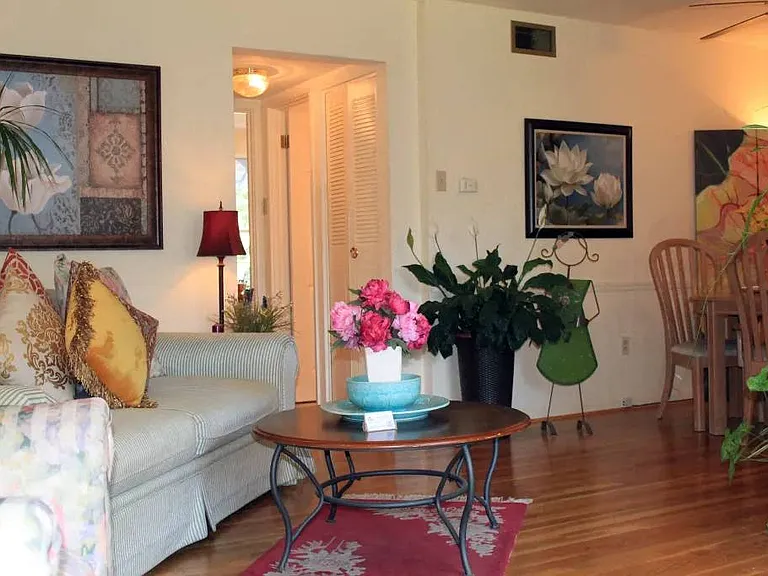Colonial Village Apartments — Photo 17