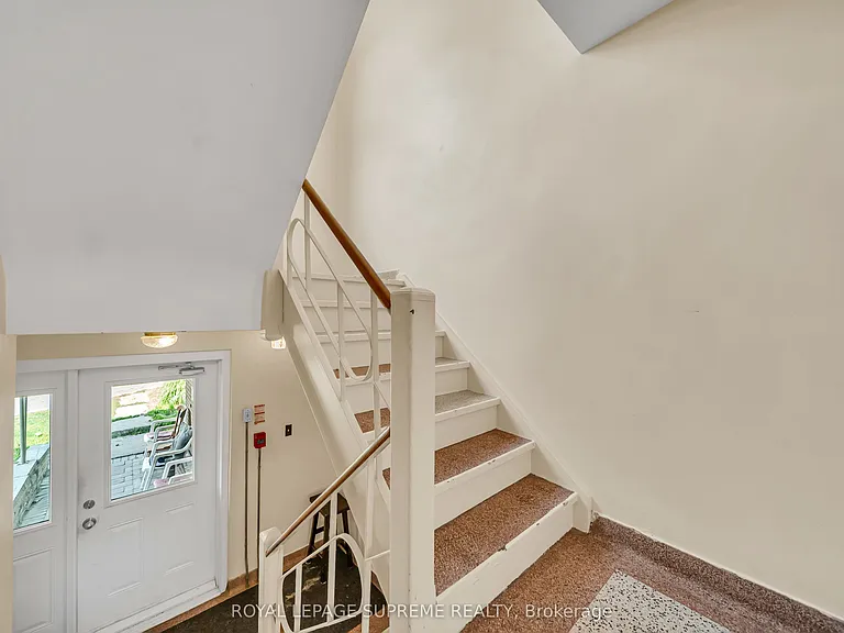 135 Kingsway Cres #4 — Photo 8