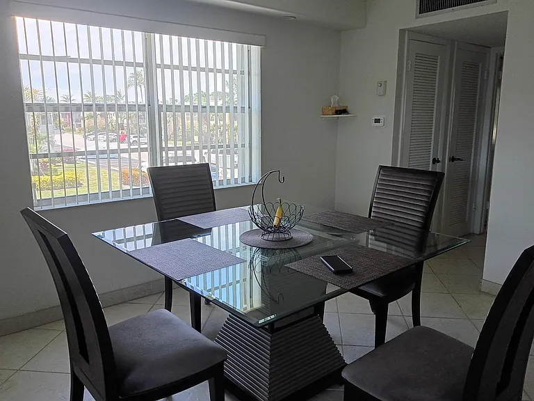 697 Flanders Dr — Photo 2