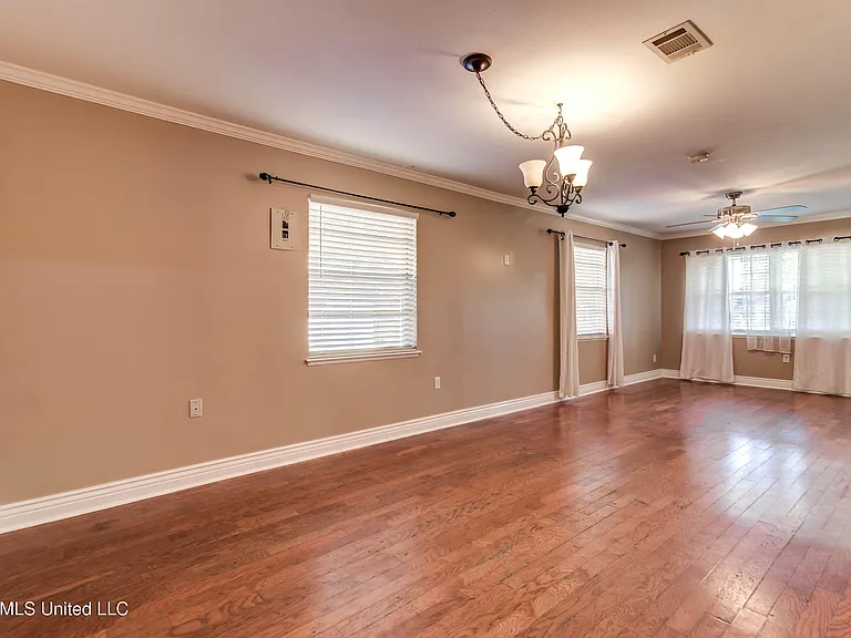 2323 Middlecoff Dr — Photo 9